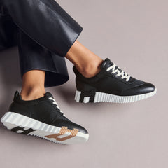 Bouncing Sneaker